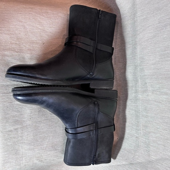 ECCO Sz 40 Smooth Leather Straps with Buckle Zipper Closure Flat Booties - Picture 3 of 9